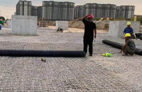 含山土工格栅铺设前地基要怎么处理？